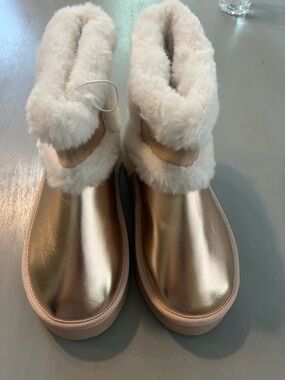 New! Juicy Couture Gold Metallic Ocarina Faux Fur Boots – Size 7.5